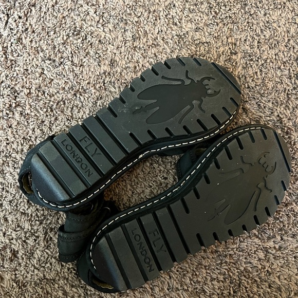 FLY LONDON SANDLES. BLACK VELCRO. LEATHER. YEAR AROUND SANDLE. COMFORTABLE 🩷 - Picture 3 of 8
